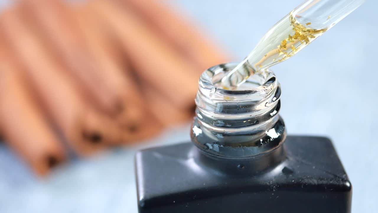 용기 에 간장 에센셜 오일 을 떨어뜨리는 것