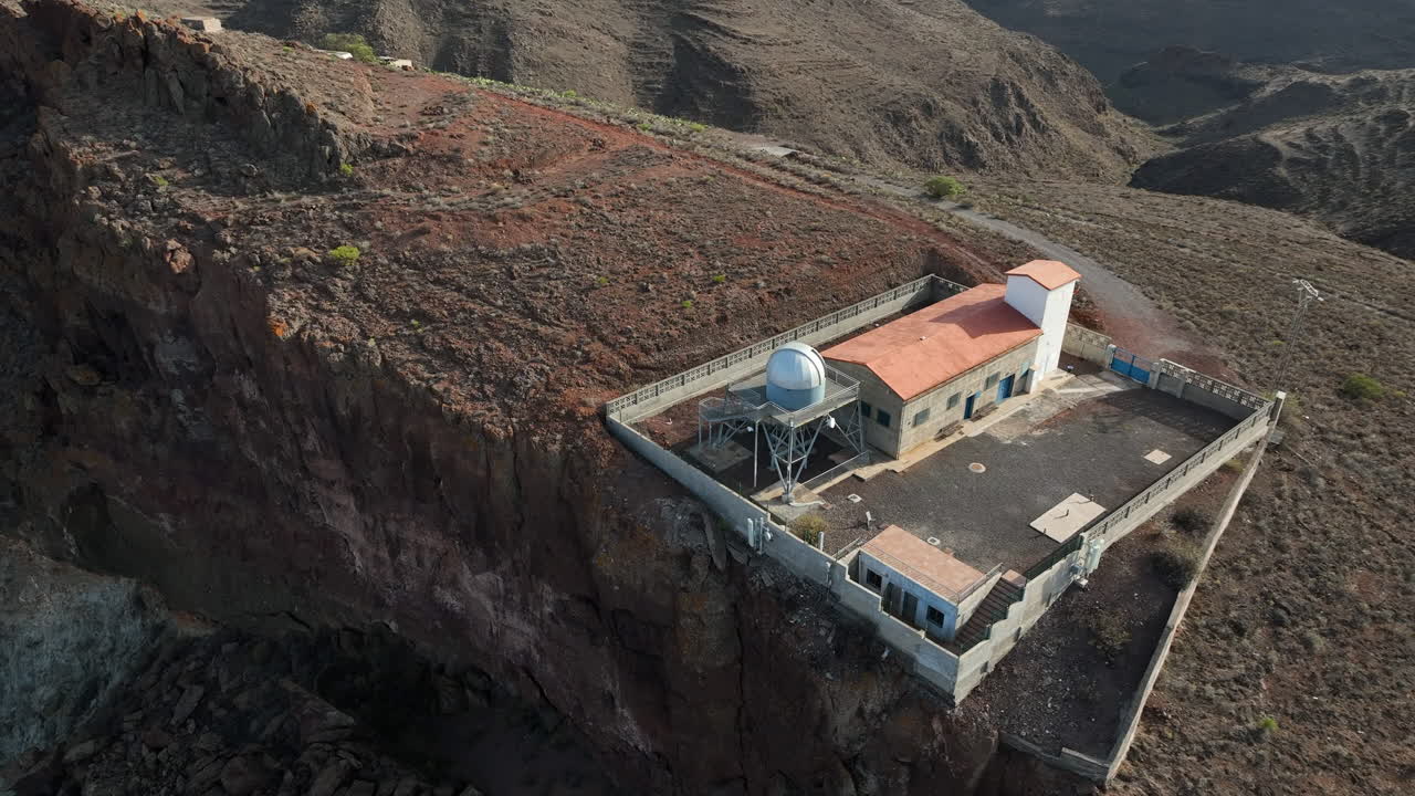 vista aérea en órbita sobre el observatorio astronómico temisas y la montaña donde se encuentra, en el municipio de aguimes