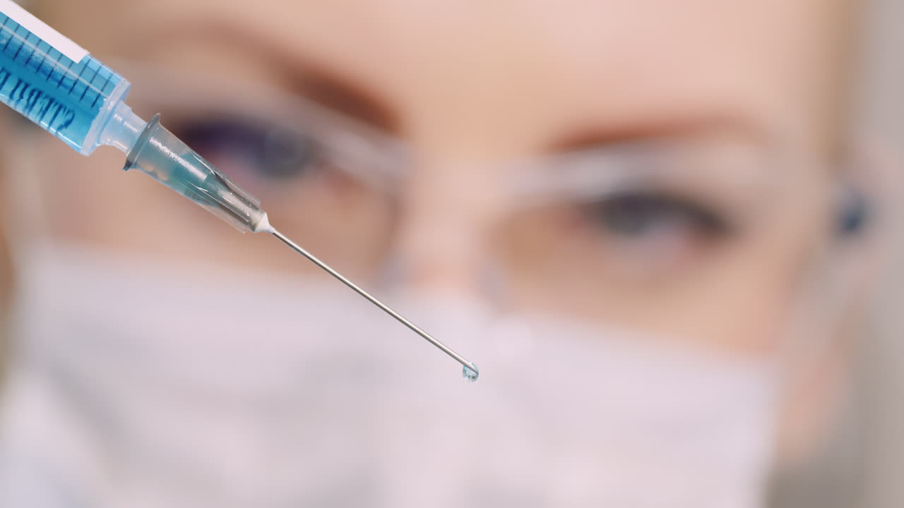 investigador trabajando en laboratorio científico sosteniendo 6