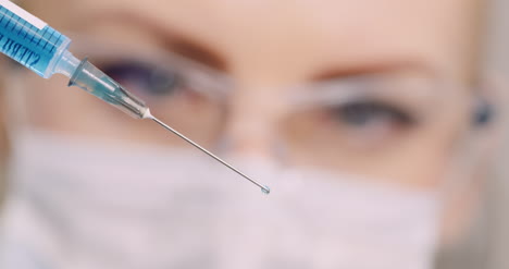 investigador trabajando en laboratorio científico sosteniendo 6