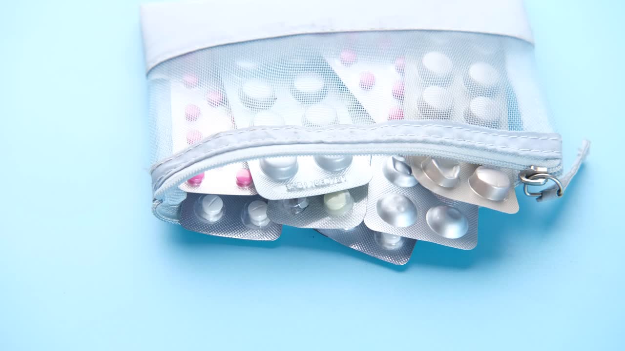 여러 가지 약이 들어있는 약자 가방