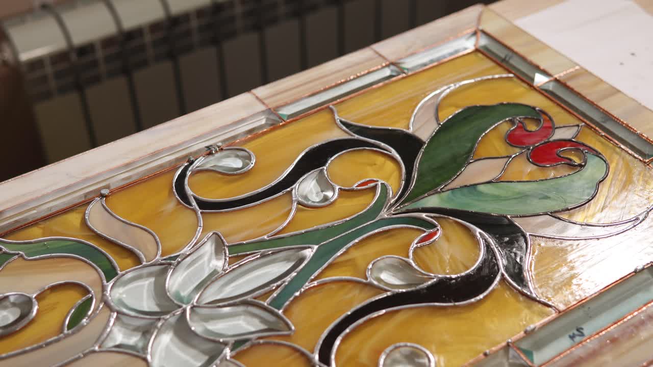 panel de vidrio de colores con diseño floral