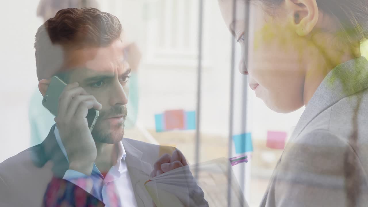 animación de un hombre de negocios caucásico estresado que tiene una llamada de un niño haciendo la tarea