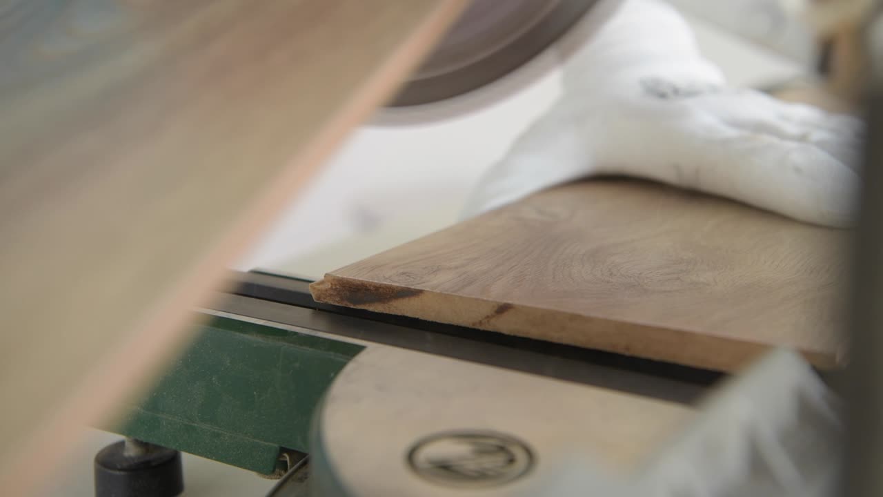 corte de paneles de piso de madera con una sierra circular portátil.