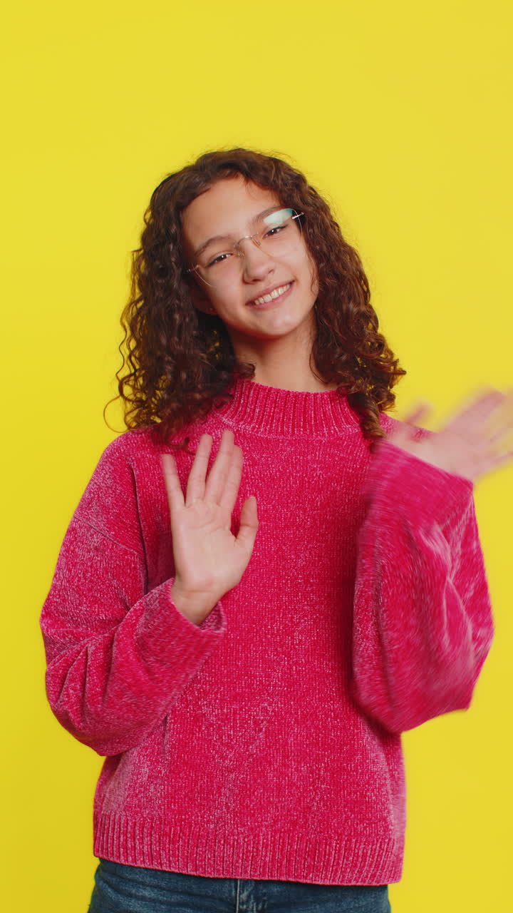 chica feliz sonriendo amistosamente agitando las manos haciendo gestos saludos saludos o despedida invitación a una reunión