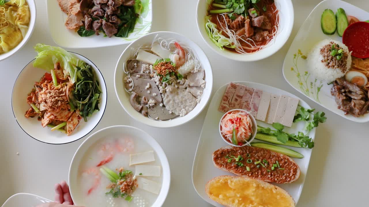 남성 손 회전 두부 국수 위치로