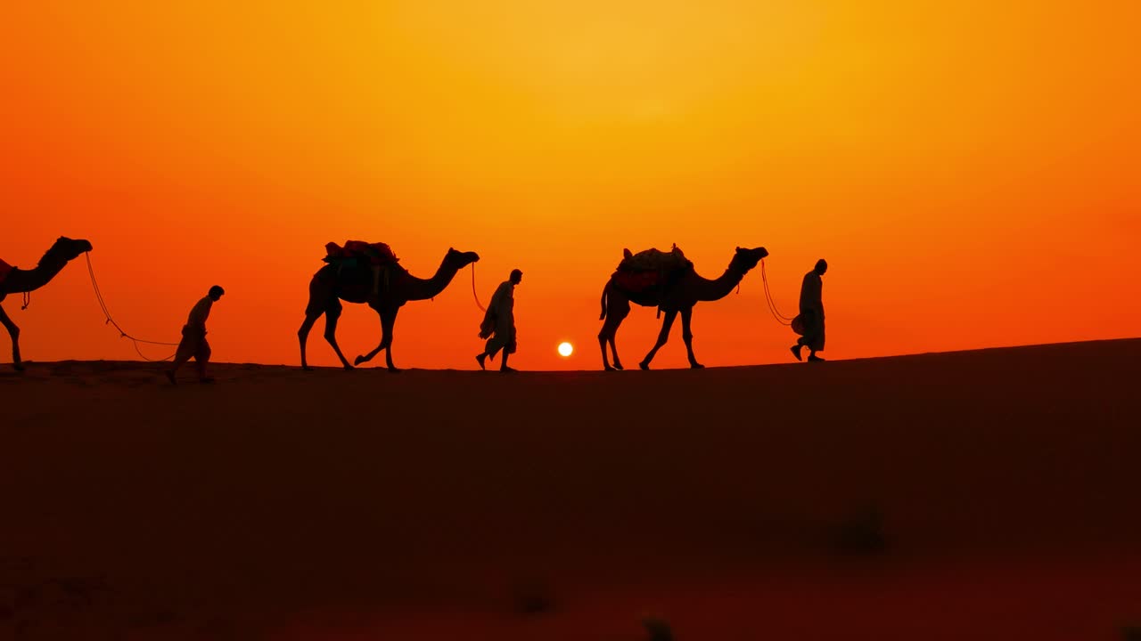 해가 지는 데 낙타 운전자. 해가 지는 데 낙타 운전자. 타르 사막 제이살메르, 라자스탄, 인도.