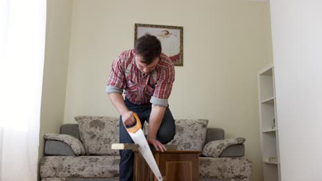 hombre reparando una mesa de madera