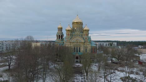 воздушное наблюдение за православными, широкий снимок с дрона, движущийся вперед над деревьями