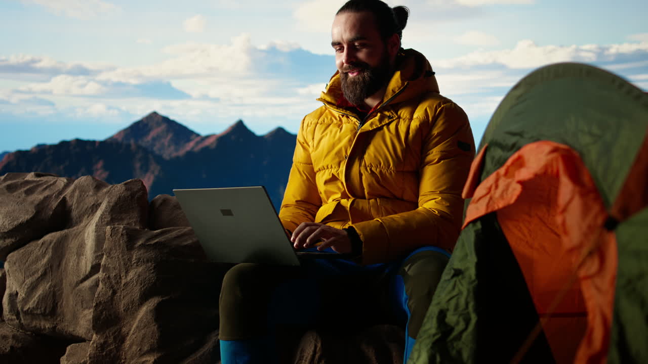 explorador adicto al trabajo siempre conectado y adicto a un trabajo ininterrumpido