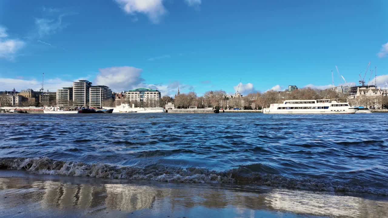 Schwenk nach links auf die Themse mit Booten und der Londoner Ufer-Skyline