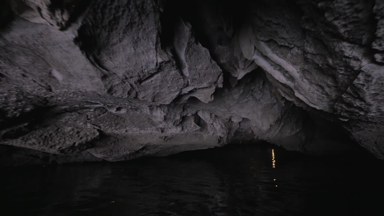 en la bahía de halong en hanoi, vietnam, se ve el río y la gruta.
