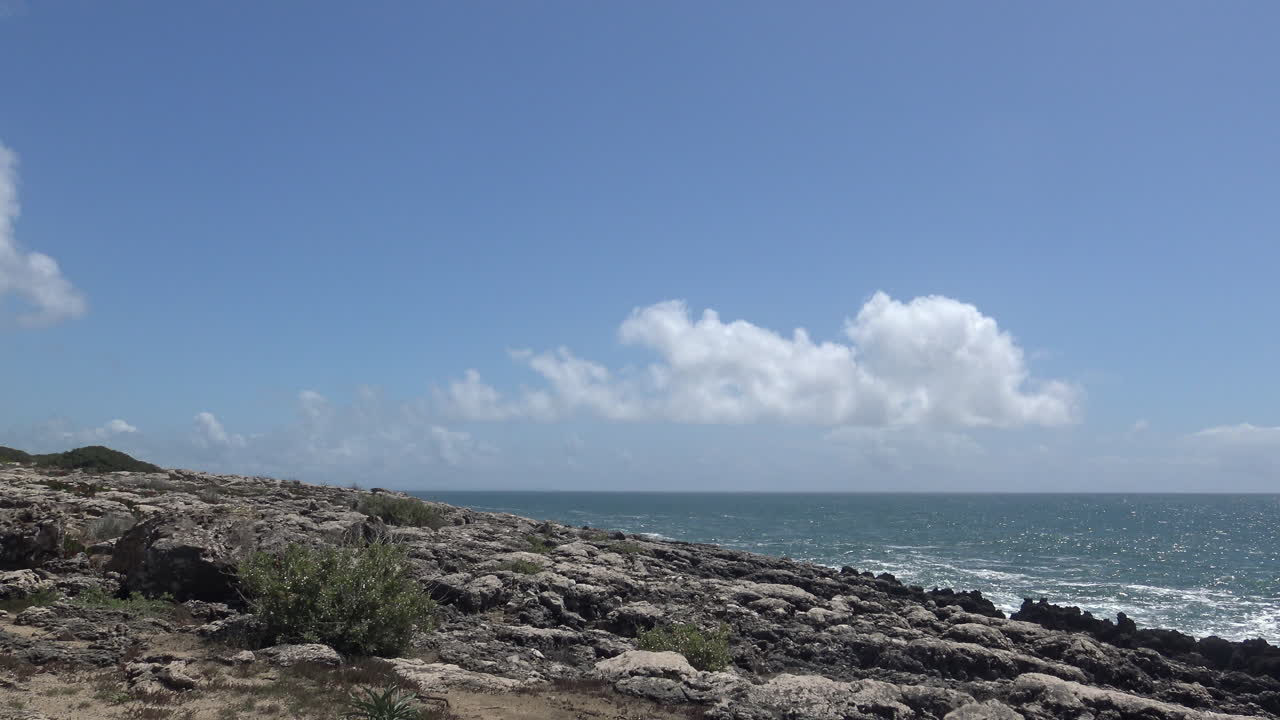 océano limpio y una costa rocosa
