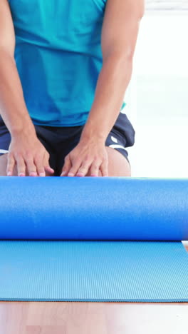 paciente de fisioterapia que utiliza rodillos de espuma