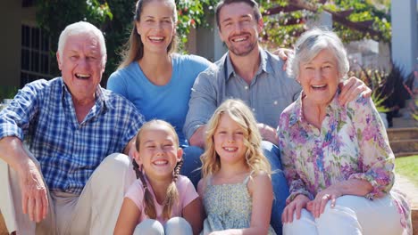 familia de varias generaciones sentada en el jardín