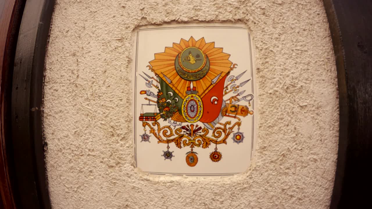 emblema del imperio otomano ankara en la vieja pared de la antigua bielding de cerca