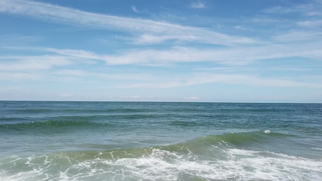 아무도 없는 여름의 파도