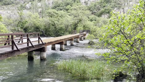 hermosa naturaleza en el parque nacional krka, croacia con un puente de madera recientemente renovado que espera a los visitantes