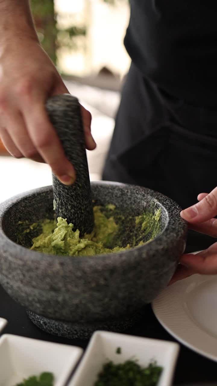 el chef preparando el guacamole.