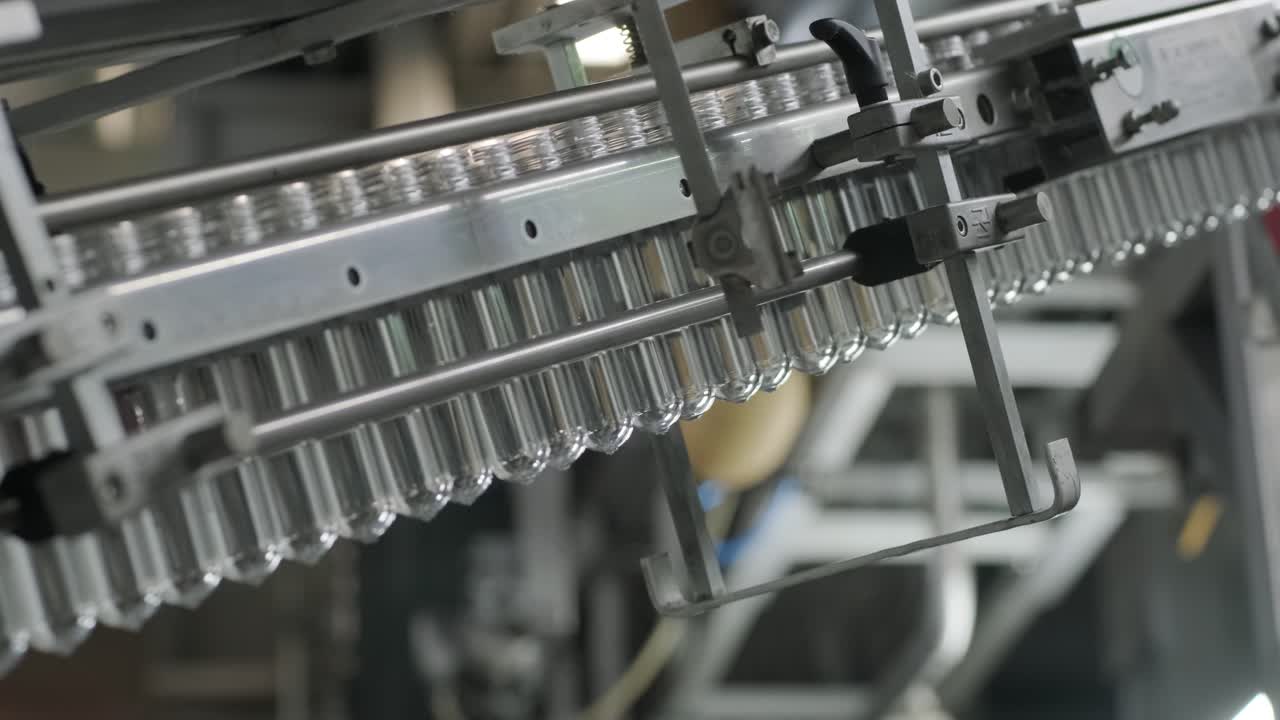 la máquina de llenado automático vierte agua en botellas de plástico para mascotas en una moderna planta de bebidas