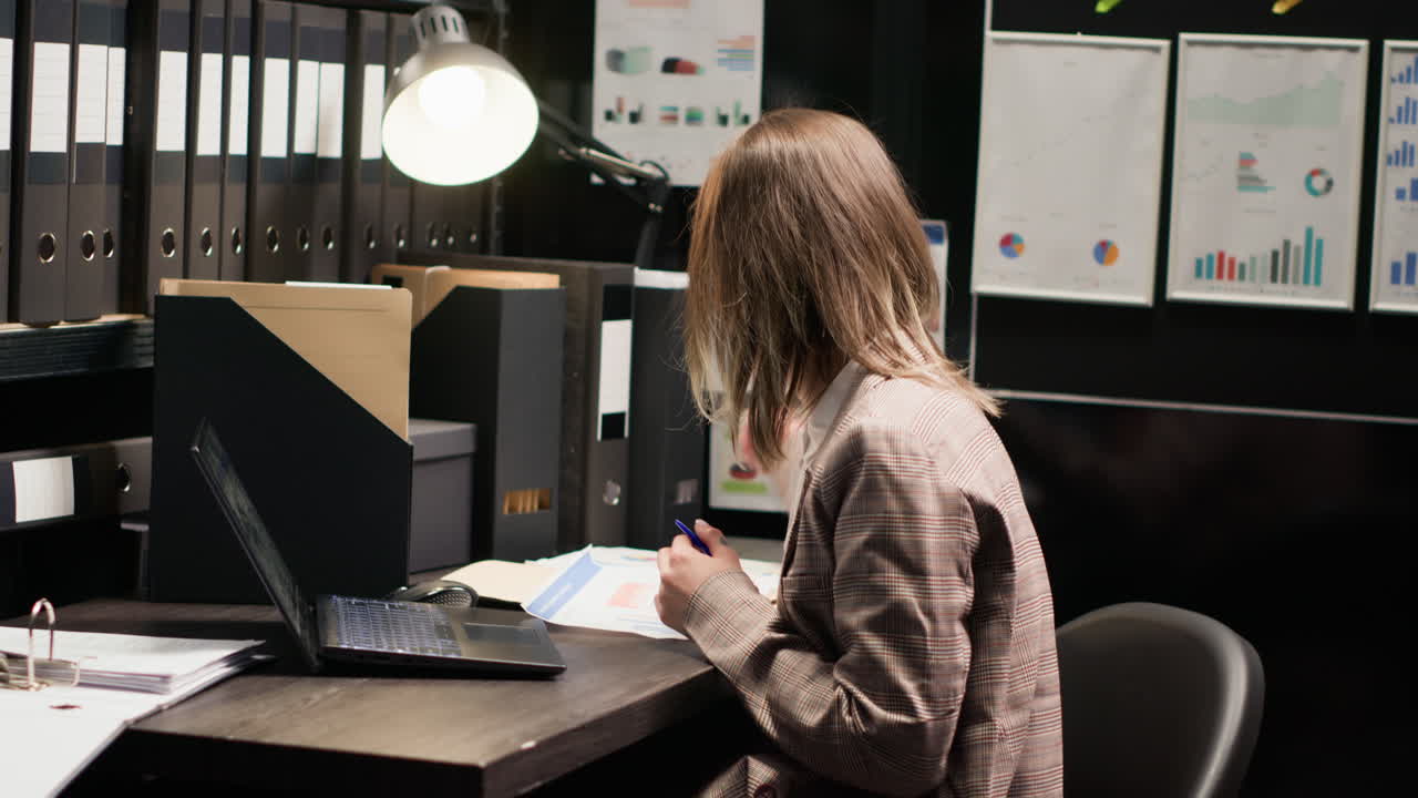 Donna che lavora alla scrivania in ufficio