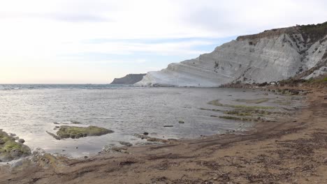 Scala-Dei-Turchi-In-Argigento,-Sizilien-Bei-Sonnenuntergang-Mit-Wasserwellen