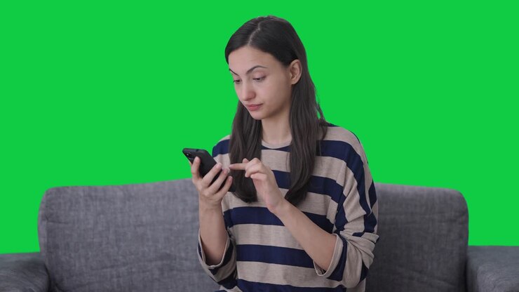 chica india cansada usando la pantalla verde del teléfono