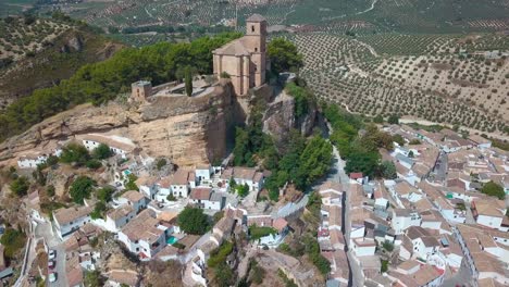 vista aérea de la iglesia y el castillo de montefrio en granada en la cima de la roca