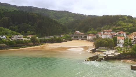 vista aérea de drones de la reserva de la biosfera de urdaibai en mudaka en el país vasco