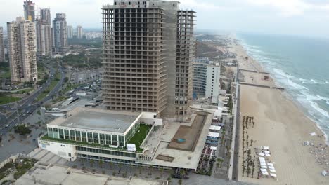 disparo de un avión no tripulado de un edificio alto en la costa