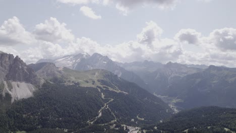 Video-De-Drone-Con-Un-Plano-Frontal-Descriptivo-Avanzando,-Sobre-El-Paso-De-La-Sella-Con-Nevados-En-El-Horizonte