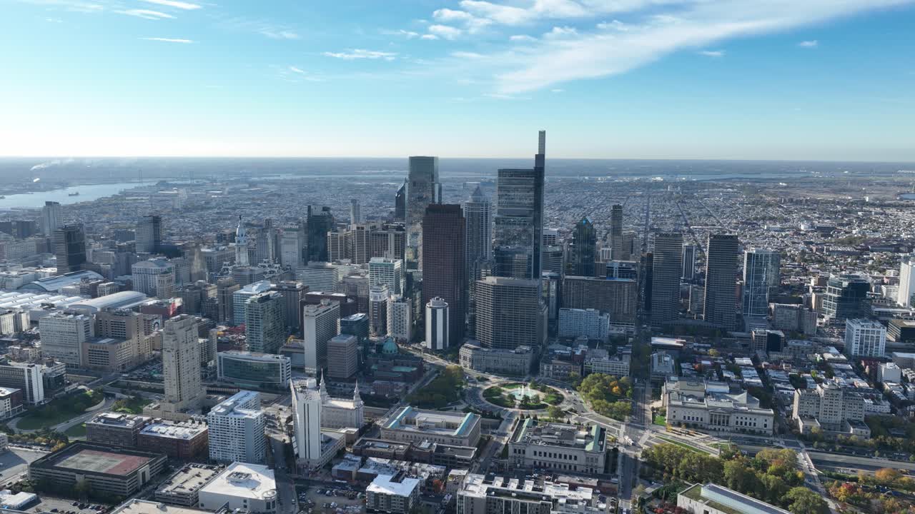 고속도로의 교통량과 아침 구름을 배경으로 보여주는 필라델피아 시내 스카이라인의 항공 영상