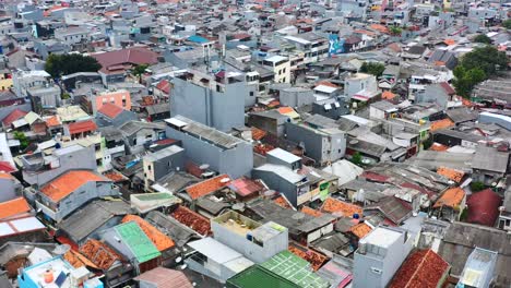 Antena-De-Una-Densa-Población-Que-Vive-Junta-En-Yakarta,-Indonesia-Durante-El-Día