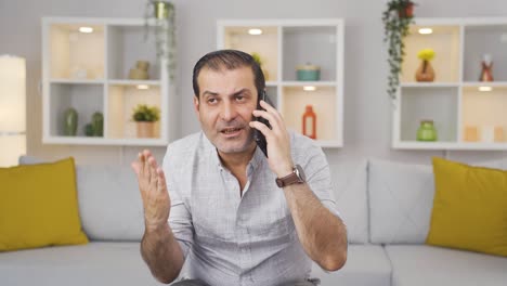 un hombre enojado hablando por teléfono.