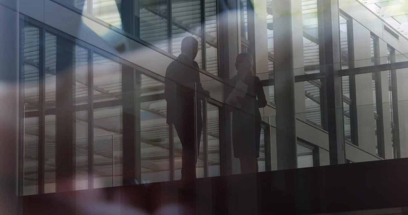 Animatie van netwerkverbindingen en gegevensverwerking over persoon die laptop gebruikt