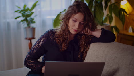 Mujer-Joven-Leyendo-Correos-Electrónicos-Y-Escribiendo-En-El-Teclado-De-La-Computadora-Mientras-Navega-Por-Las-Redes-Sociales-2