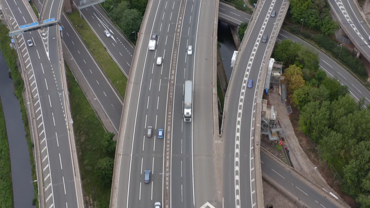 버밍엄의 스파게티 교차로에서 드론 샷 추적 자동차