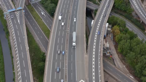 Drone-Shot-Seguimiento-De-Coches-En-Spaghetti-Junction-En-Birmingham