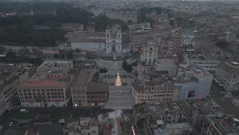 Orbitando-Alrededor-De-La-Plaza-De-España-En-Roma