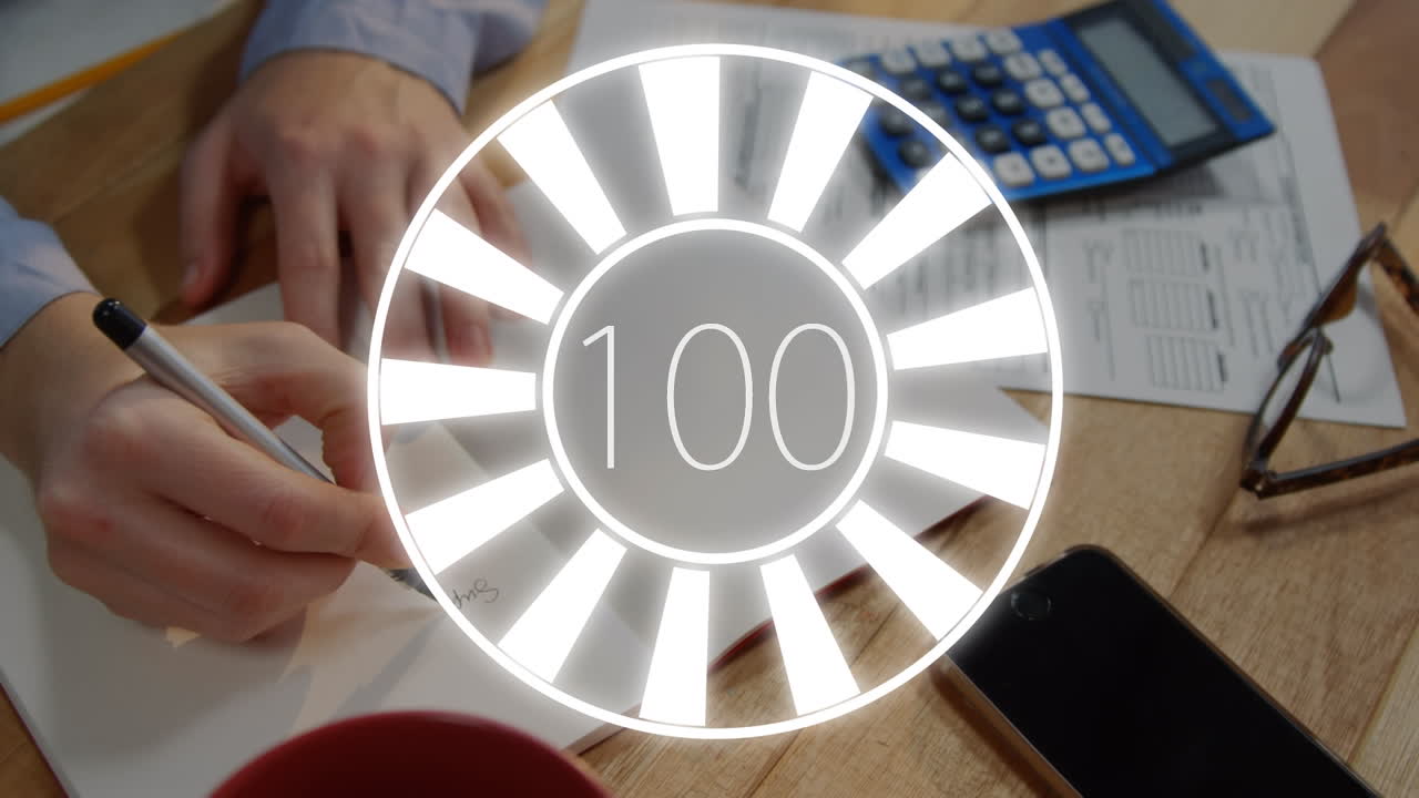 백인 여성의 글쓰기와 스마트폰 위에 회전하는 로딩  ⁇ 의 애니메이션