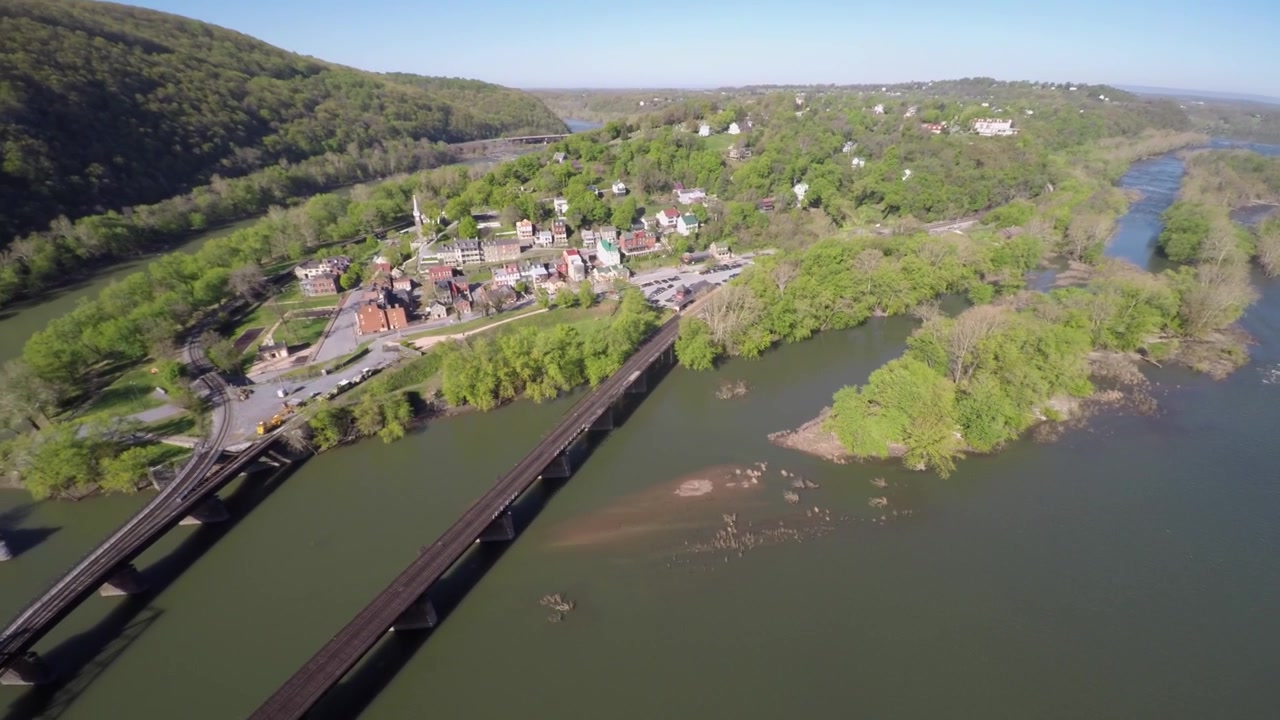 O Parque Nacional Harpers Ferry está situado na confluência dos rios Potomac e Shenandoah, onde Maryland, Virgínia e Virgínia Ocidental se encontram. Conhecido pelo papel de John Brown na Guerra Civil