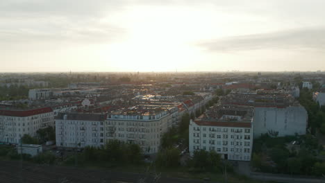 Vista-Aérea-De-Bloques-De-Edificios-De-Apartamentos-En-El-Barrio-Urbano.-Imágenes-De-La-Mañana-Contra-El-Cielo-Brillante.-Berlín,-Alemania