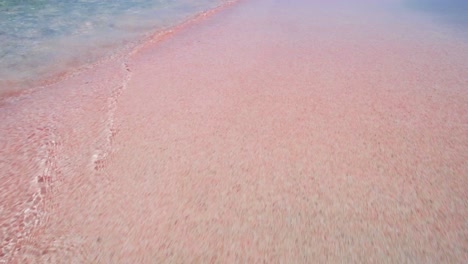 lavado de arena rosa en una playa