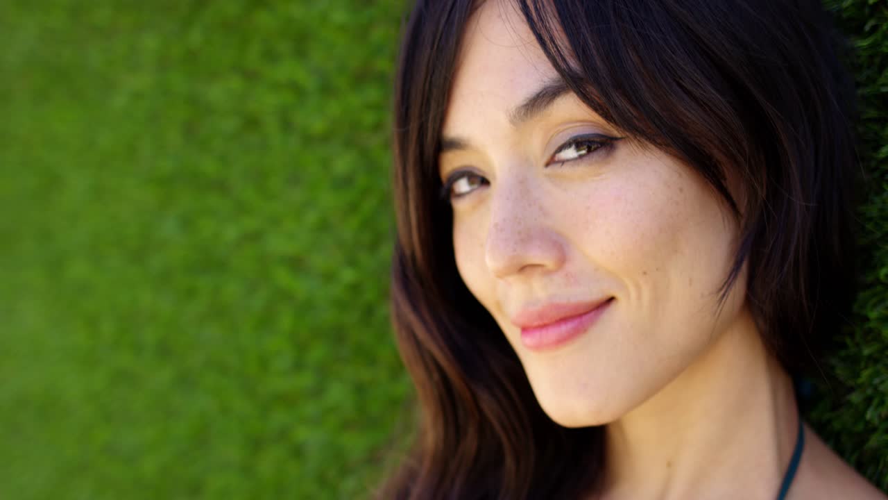 pretty woman vistiendo top con correa verde