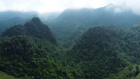 Morgen-über-Vietnam,-Als-Sich-Der-Nebel-über-Den-Gipfeln-Der-Berge-Zu-Lichten-Beginnt