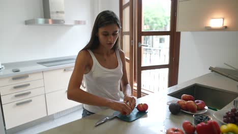 mujer preparando una comida saludable en una cocina moderna
