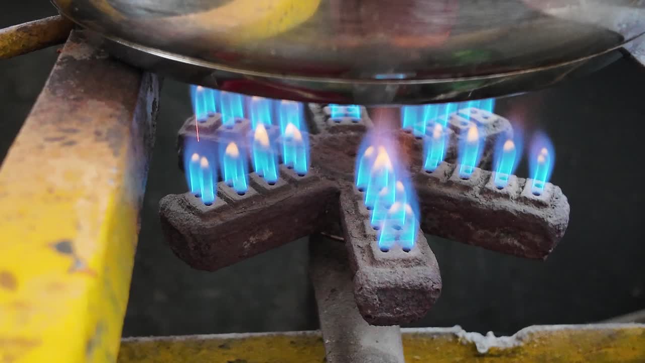 가스 스토브는 소방기에 비를 고 있습니다.