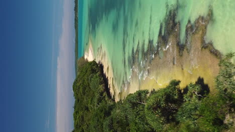 Hermosa-Y-Escarpada-Playa-En-La-Isla-De-Pinos,-Nueva-Caledonia