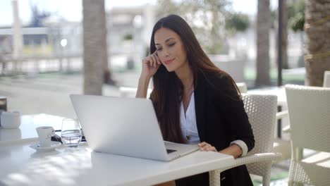 Mujer-De-Negocios-Sentado-Pensando-En-Un-Restaurante