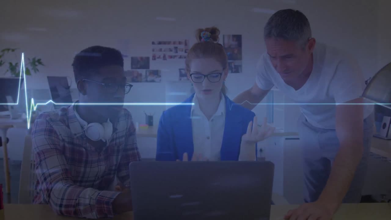 animación de cardiógrafo sobre diversas personas de negocios que usan computadora portátil